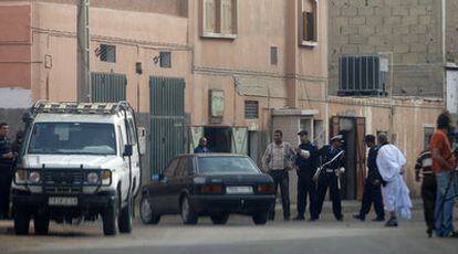 Controles policiales para impedir el paso a la casa de Aminetu Haidar en El Aaiún, ayer.