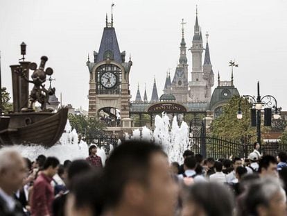 Visitantes del parque de Shanghái durante los días previos a la apertura