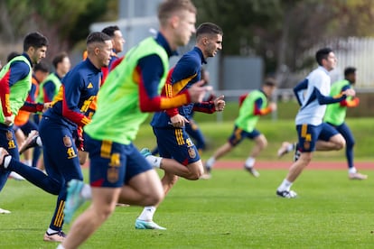 Los jugadores de la selección española en un entrenamiento en la Ciudad del Fútbol de Las Rozas, Madrid, este martes.