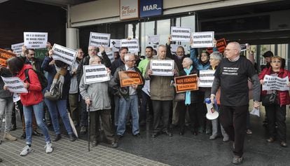 Manifestantes en el Hospital del Mar de Barcelona