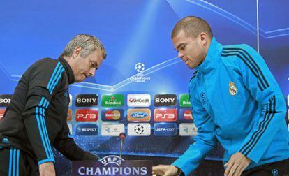 Mourinho y Pepe, ayer en la sala de prensa de Valdebebas que el central no pisaba desde noviembre de 2009.