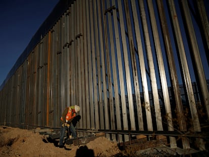 Un constructor trabaja en la nueva sección del muro fronterizo en Sunland Park, Nuevo México, el pasado 15 de enero.