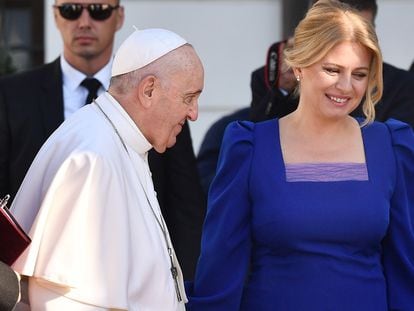 La presidenta eslovaca, Zuzana Caputova, recibía este lunes al Papa Francisco en el Palacio Presidencial de Bratislava.