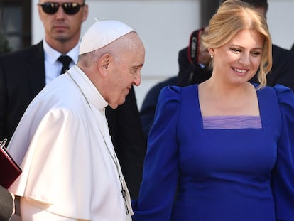 La presidenta eslovaca, Zuzana Caputova, recibía este lunes al Papa Francisco en el Palacio Presidencial de Bratislava.