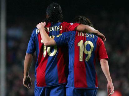 Ronaldinho y Messi festejan un gol en 2007.