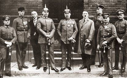 Hitler, junto a otros acusados por el 'putsch' de Múnich, durante el juicio. 
