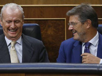 Los ministros de Defensa y Justicia en funciones, Pedro Morenés (i) y Rafael Catalá, este viernes en el Congreso.