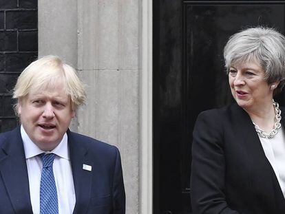 Theresa May, cuando era primera ministra británica, y Boris Johnson, entonces ministro de Exteriores, recibiendo al primer ministro de Etiopía en mayo de 2017.