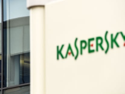 Un empleado de Kaspersky Lab, en la sede central de la compañía en Moscú en 2017, cuando fue prohibida por Donald Trump en el Gobierno de EE UU.