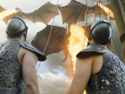 Escena de la sexta temporada en la que los dragones ya adultos atacan una flota enemiga. 