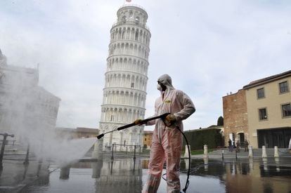 Un trabajador desinfecta la Piazza dei Miracoli, cerca de la Torre de Pisa. La imagen es de marzo de 2020.