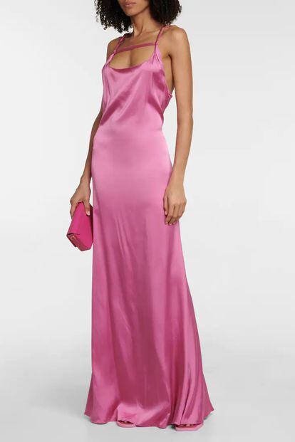 Jaquemus elige un vibrante rosa chicle y reinventa el patrón tradicional con una sensual abertura en el escote. Un diseño llamativo y con voz propia ahora de rebajas. 612€.