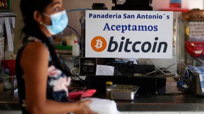 Una mujer compra alimentos en un establecimiento que acepta pagos en bitcoin en Santa Tecla (El Salvador) el pasado 16 de junio.