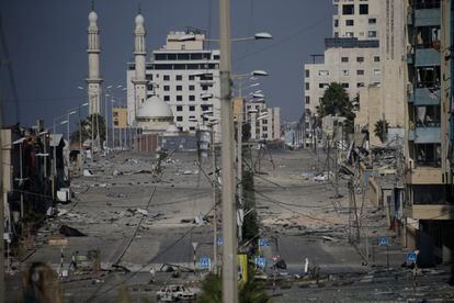 Escombros en una calle desierta tras los ataques aéreos israelíes en la ciudad de Gaza, el jueves.