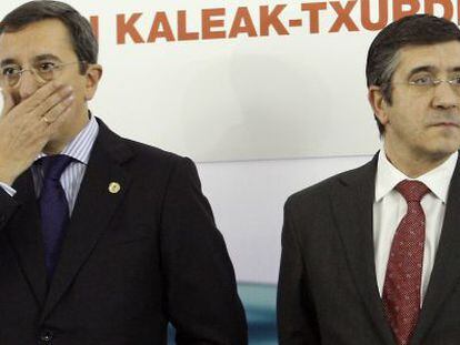 El 'lehendakari', Patxi López (a la derecha), con el diputado general de Bizkaia, José Luis Bilbao, en un acto en la capital vizcaína en febrero de 2010.