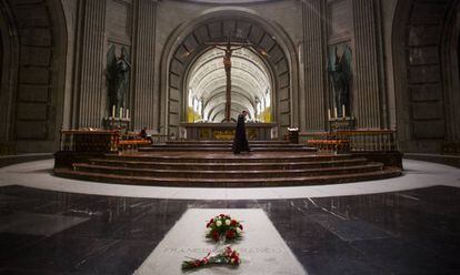 Tumba de Francisco Franco en el crucero central de la basílica del Valle de los Caídos.