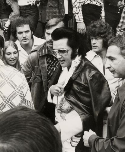 Elvis Presley, Joe Esposito y Vernon Presley en 1974.