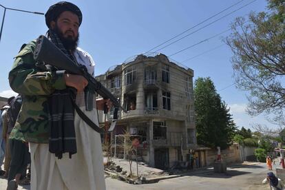 El 18 de junio, un militante talibán hacía guardia ante el edificio del templo sij de Kabul que fue atacado por supuestos integrantes del Estado Islámico.