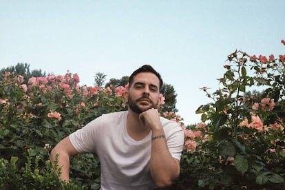 El activista Carlos Barea, autor del libro ‘Bendita tú eres’ (Egales), en la Rosaleda de El Retiro.