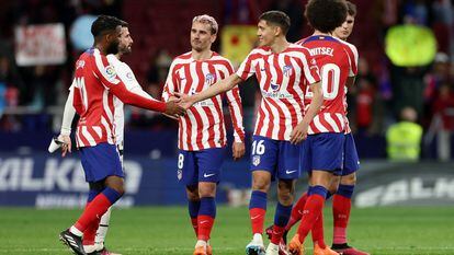 Los jugadores del Atlético de Madrid celebrar el tercer gol ante el Valencia, obra de Lemar.
