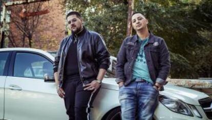 De arriba a abajo, Adri (sentado) graba con Iván un tema en la sede de la Asociación Caminar. Goldo Diamond, Antonio y Taner del Ruedo, tres de los músicos nacidos en El Ruedo. Gabi, conocido como Mr. Nefast, mezcla reggae y rap en su tiempo libre. Gonzalo, Luis y Sandra, tres de los trabajadores sociales que han puesto en marcha los talleres de música y boxeo para los chavales del edificio. Abajo, Mario y Miguel, dos de los componentes de Los Yakis.