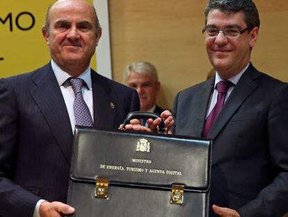 Álvaro Nadal (d), ministro de Energía, Turismo y Agenda Digital, en la toma de posesión de la mano de Luis de Guindos.