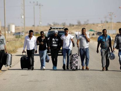 Un grupo de migrantes africanos tras salir de un centro de internamiento, a mediados de abril en el desierto del Negev.