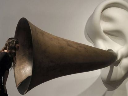 La obra de John Baldessari 'Trompeta de Beethoven (con oreja) Opus #133', de 2007, que puede verse en la exposición de la Fundación Joan Miró de Barcelona.