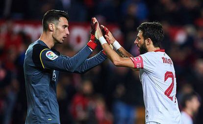Sergio Rico y Nico Pareja celebran la &uacute;ltima victoria del Sevilla sobre el Real Madrid.