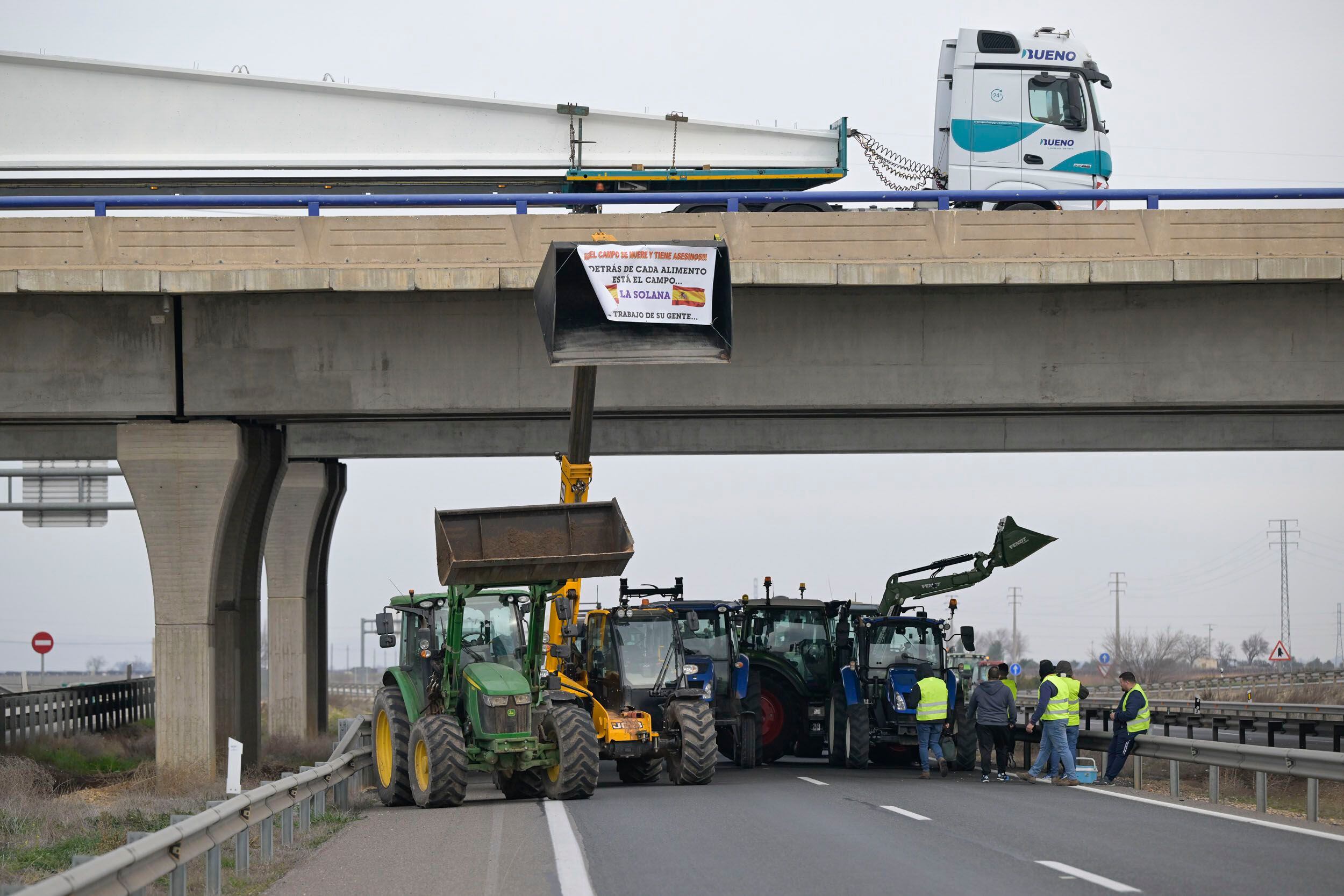 Cientos de agricultores han cortado con sus tractores la autovía A-4 en ambas direcciones a la altura de Manzanares (Ciudad Real).