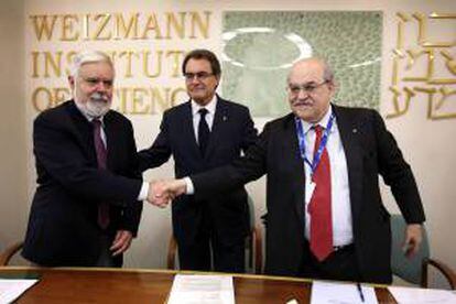 Fotografía facilitada por la Generalitat de Cataluña del presidente, Artur Mas (c), junto al conseller de Economía, Andreu Mas-Colell (d), y el vicepresidente del Instituto Científico Weizman, Haim Garty (i), tras la firma de un acuerdo de cooperación.