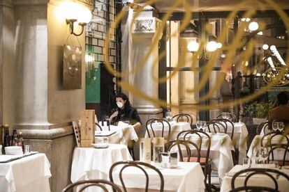 Una turista cena en un restaurante de la Galería Víctor Manuel II, en Milán, el 25 de febrero pasado.