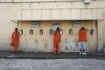 Tres presos hablan por teléfono en la prisión de Topo Chico en Monterrey, Estado de Nuevo León (México).