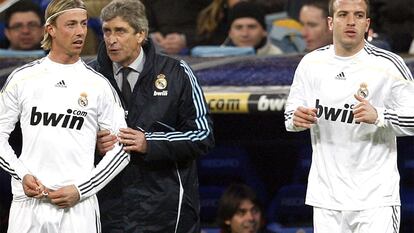 La victoria ante el Sevilla (3-2), sumada al empate del Barcelona en Almería, le dan al Real Madrid el liderato por diferencia de goles. Pellegrini parece haber encontrado la estabilidad en el equipo y la tranquilidad y confianza con respecto a su trabajo. Los cambios de Guti y Van der Vaart fueron definitivos en la remontada.