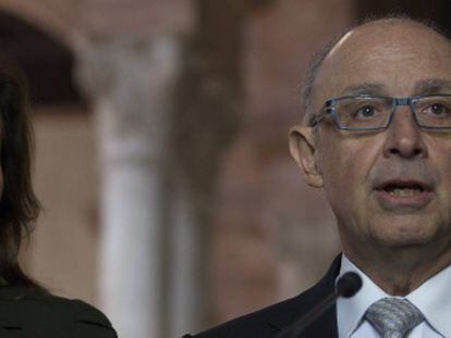 El ministro de Hacienda y Administraciones P&uacute;blicas, Crist&oacute;bal Montoro, junto a la delegada del Gobierno en Andaluc&iacute;a, Carmen Crespo.