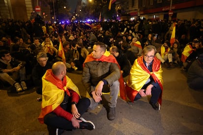 Varios asistentes a la manifestación de la noche del miércoles hacen una sentada como protesta.