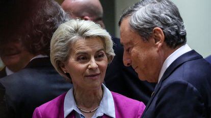 Ursula von der Leyen, junto a Mario Draghi, en el Consejo Europeo en Bruselas, el 20 de octubre.