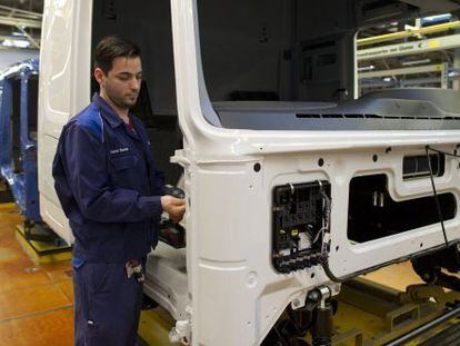 Un empleado de una f&aacute;brica de camiones en Alemania. 