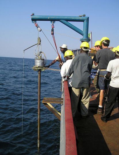 Muestreo de sedimentos del lago Tanganica para conocer las temperaturas de sus aguas en el pasado