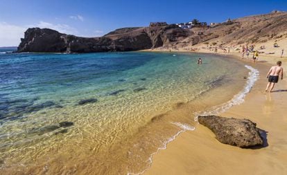 La playa del Papagayo es el principal aliciente del espacio natural protegido de Los Ajaches, en el sur de Lanzarote.