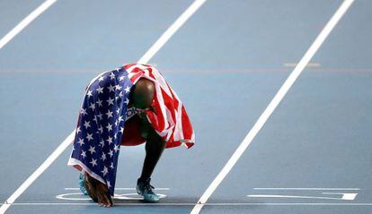 LaShawn Merritt celebra la victoria en la final de 400m.