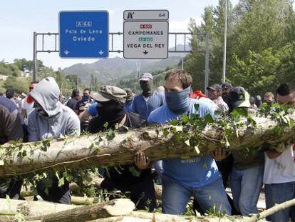 Mineros cortan la N66 a la altura de Campomanes, cerca de Oviedo.