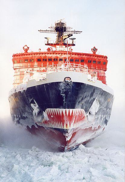 El buque rompehielos ruso <i>Yamal</i> navegando en el Ártico.