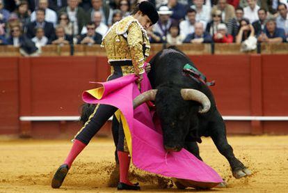 El Juli, con su primer toro de la tarde, ayer en Sevilla.