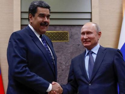Vladimir Putin (d) saluda a Nicolás Maduro (i) en Moscú el pasado diciembre. 
