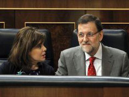 El presidente del Gobierno, Mariano Rajoy, junto a la vicepresidenta, Soraya S&aacute;enz de Santamar&iacute;a, en el Congreso. 