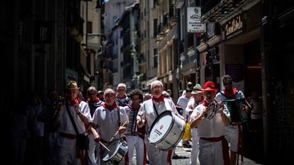 Una banda de música toca durante las fiestas de San Fermín el pasado 9 de julio.