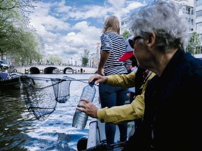 Recogida de plástico en los canales de Ámsterdam.