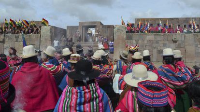 Indígenas de Bolivia asisten a la ceremonia de Evo Morales.