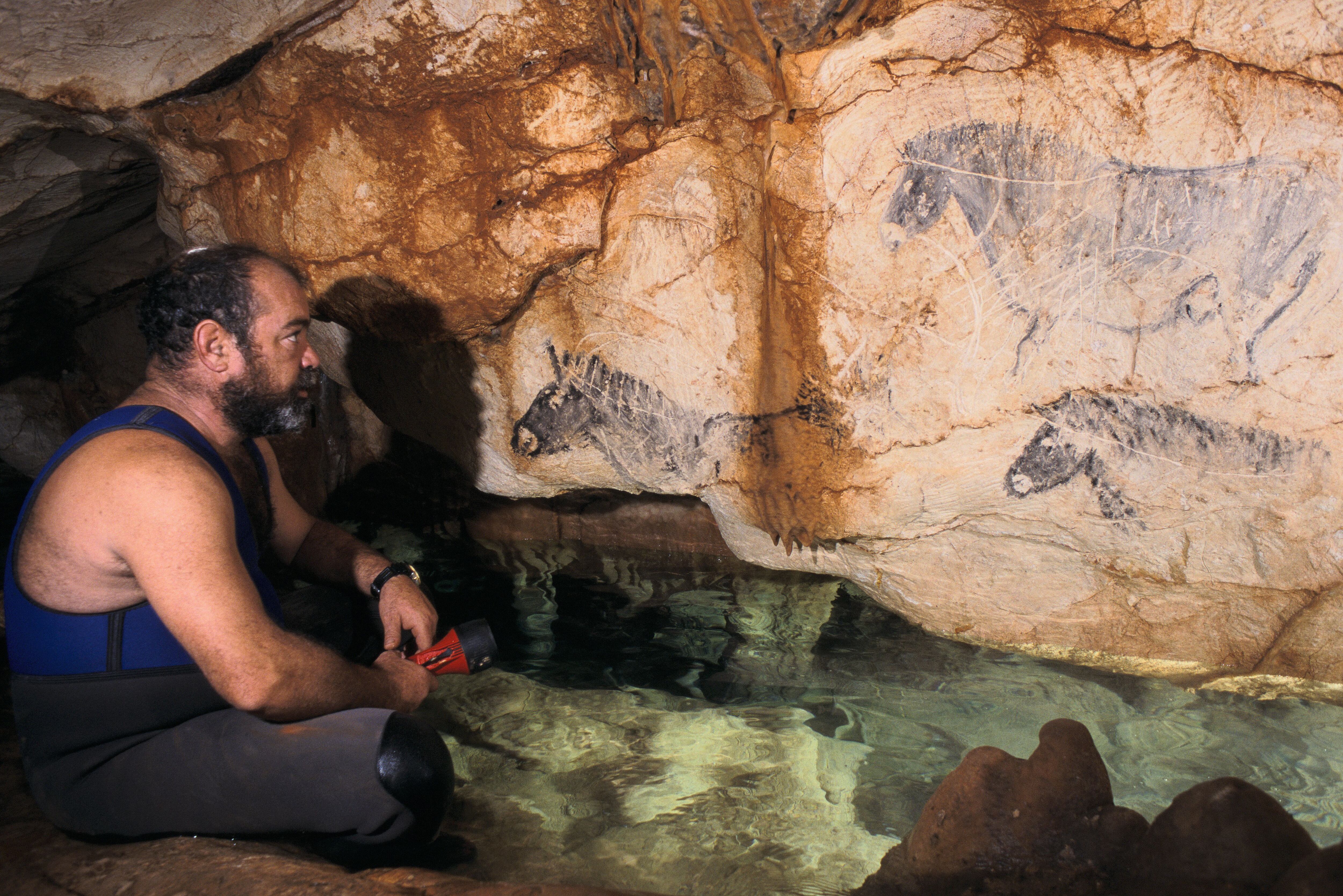 El descubridor de la gruta, Henri Cosquer, observa una de las obras originales.